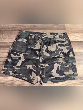Fashion Nova Camo Cargo Shorts - Olive Green & Black